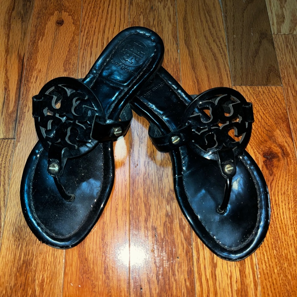 Elegant Black Thong Sandals with Flower Embellishment